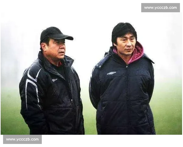 河南足球教父画像遭泼红漆 成都球迷极端行为引发公愤